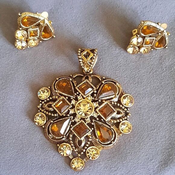 Vintage Ornate Large Gold Amber Brown Rhinestone Pendant & Clip on Earrings XLNT - Picture 2 of 5
